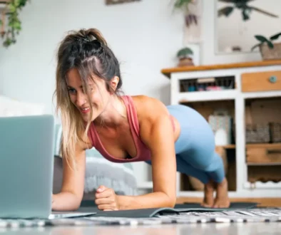 žena cvičí plank