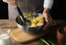 Žena šťouchá brambory