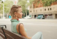 žena na lavičce