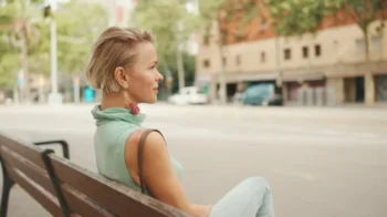 žena na lavičce
