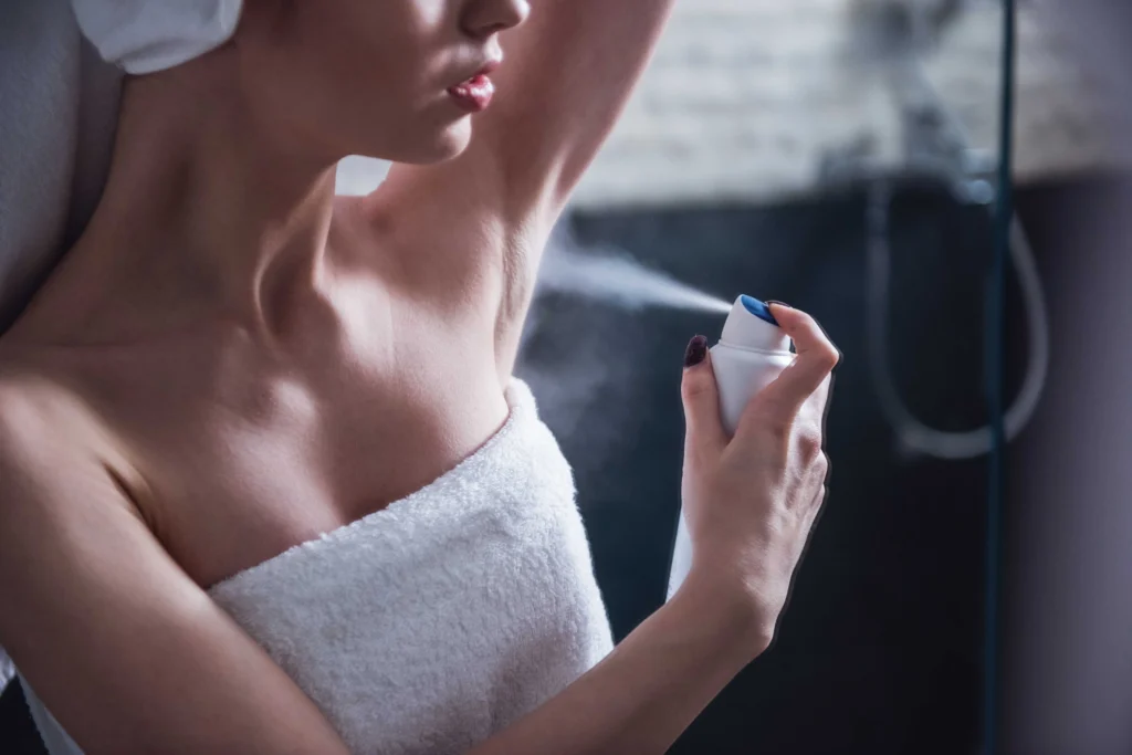 shutterstock_2367546207_optimized - SportDeník žena aplikuje deodorant