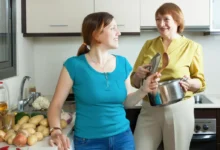 dvě ženy v kuchyni