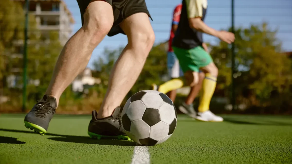 chlapi hrají fotbal