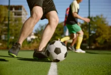 chlapi hrají fotbal