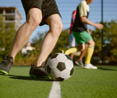 chlapi hrají fotbal