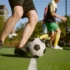 chlapi hrají fotbal