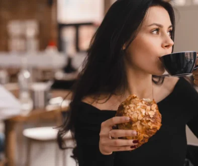 žena snídá