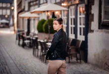 žena chodící pozpátku