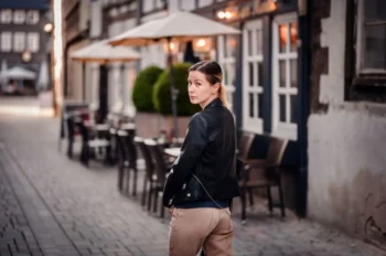 žena chodící pozpátku