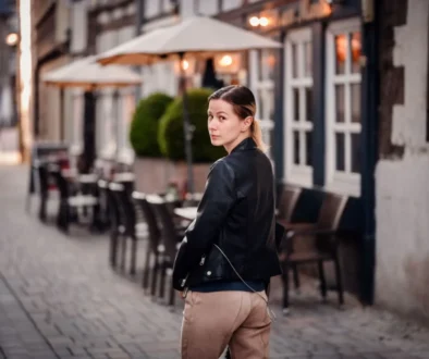 žena chodící pozpátku