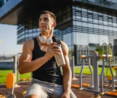 sportovec popíjí syrovátku