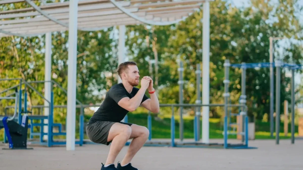 muž dělá dřep