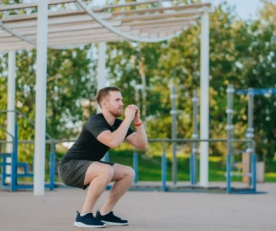 muž dělá dřep