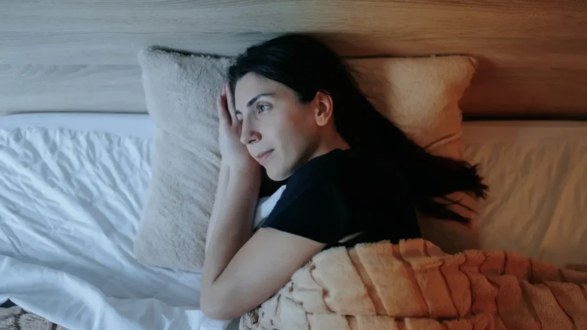žena se snaží usnout