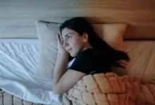 žena se snaží usnout