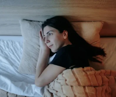 žena se snaží usnout