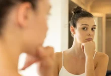 Žena před zrcadlem.