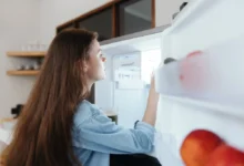 žena otevírá lednici