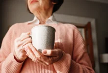 Některé oblíbené nápoje váš žaludek po ránu nepohladí, ale podráždí.