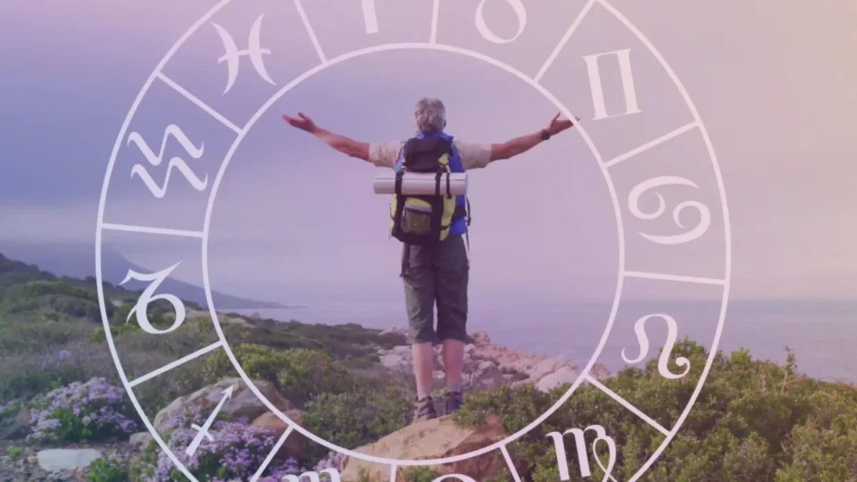 senior při horské turistice