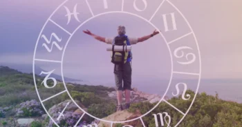 senior při horské turistice