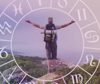 senior při horské turistice
