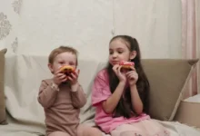 děti jedí sladkosti