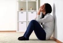 nešťastná žena na zemi