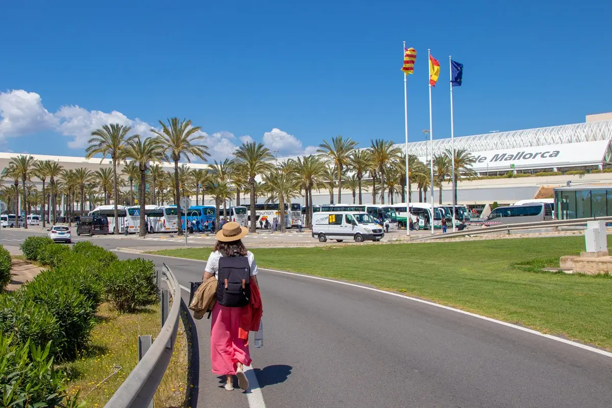 Mladá žena přichází k letišti na Mallorce