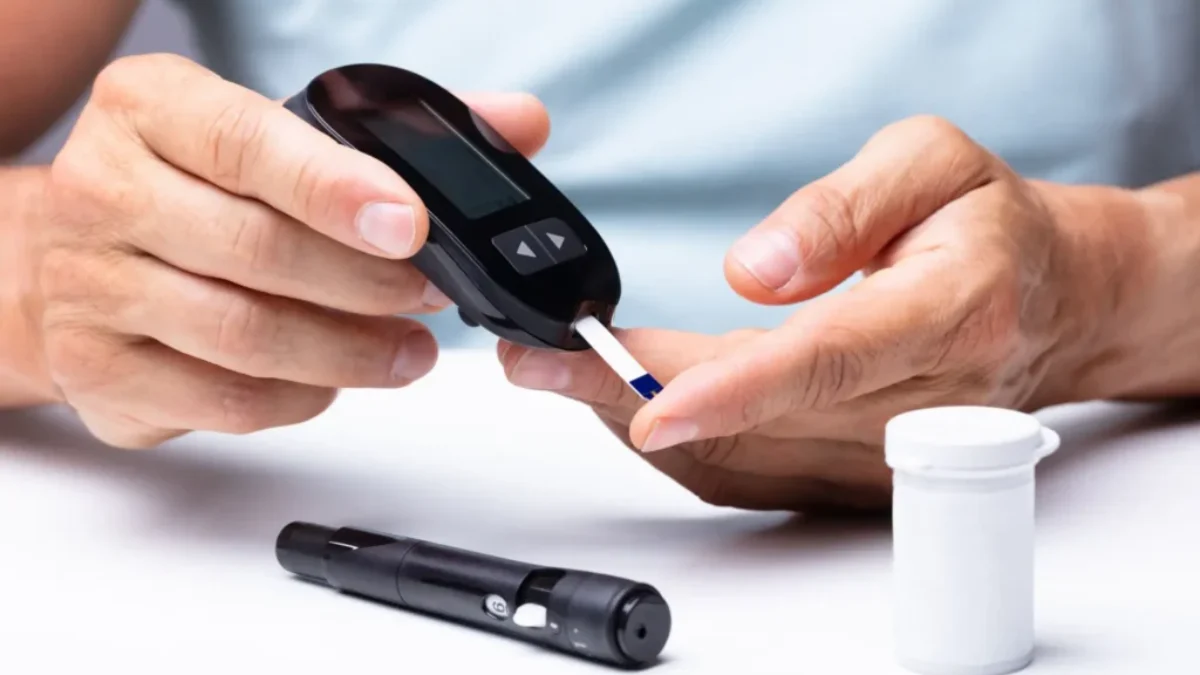 O novém typu cukrovky se teprve začíná mluvit. Zdroj diabetik si měří glykemii