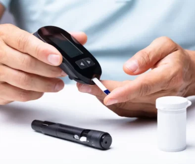 O novém typu cukrovky se teprve začíná mluvit. Zdroj diabetik si měří glykemii