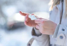 žena si maže krém na ruce