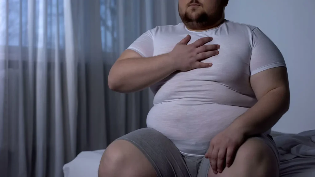 Vysoký cholesterol se může projevovat bolestmi na hrudi, FOTO: Shutterstock - SportDeník už si drží hruď