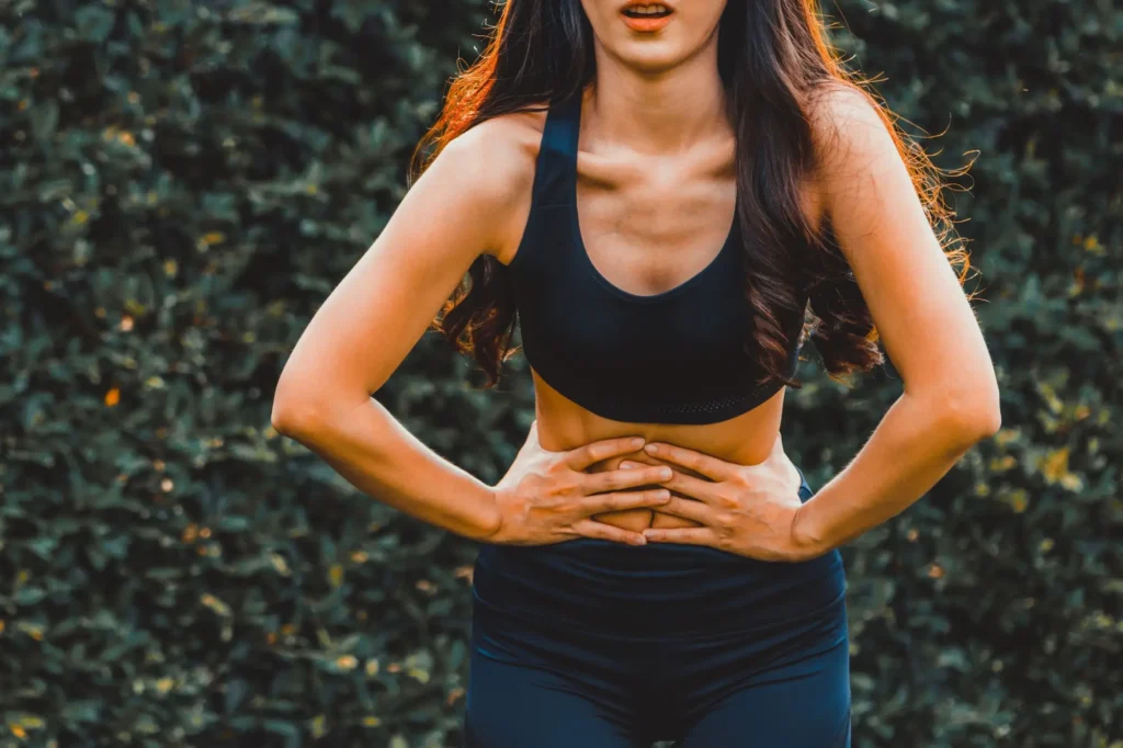 Žena při menstruačních bolestech sportuje.
