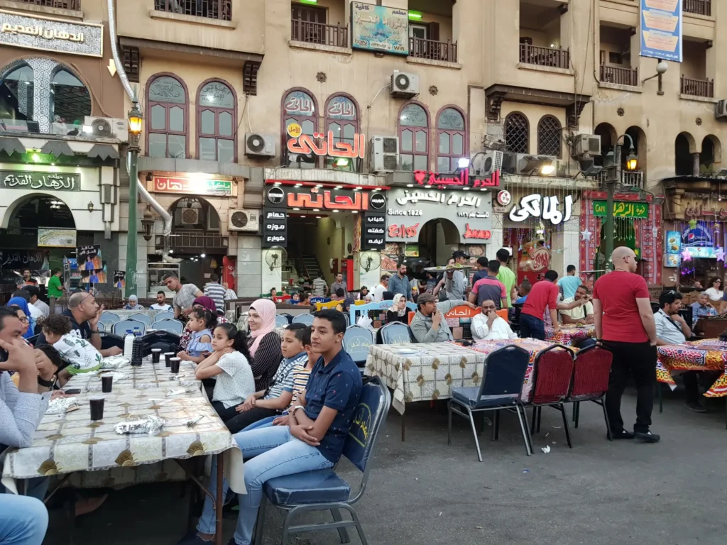 Shutterstock_1395294092 - SportDeník Zákazníci sedící venku u stolů restaurace v Egyptě