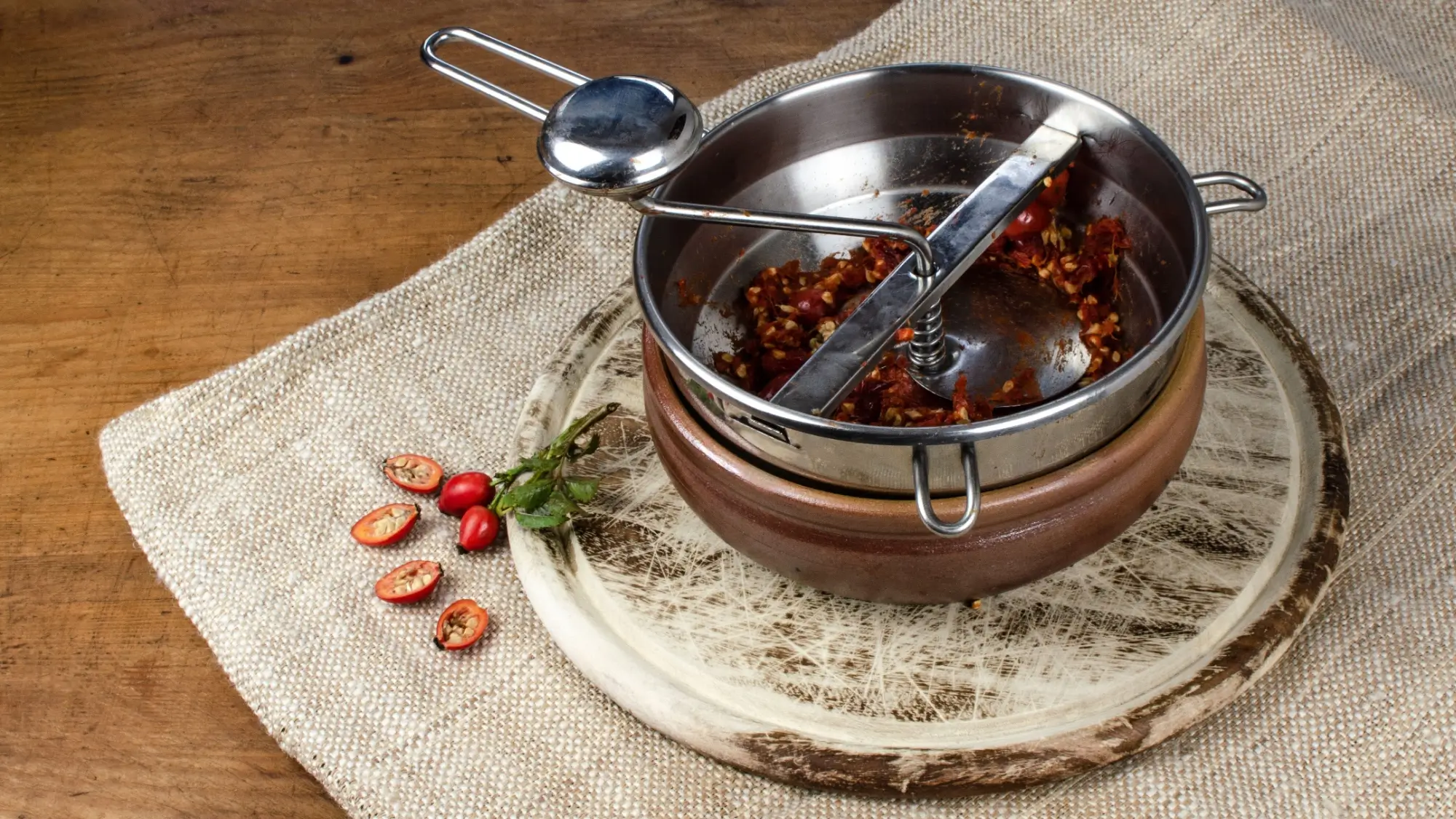 Po uvaření šípků je důležité správné propasírování. Foto: Shutterstock - SportDeník Šípková marmeláda proces vaření