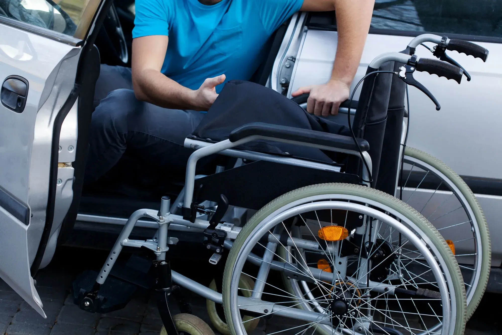 Shutterstock_166961051 - SportDeník vozíčkář vystupuje z auta