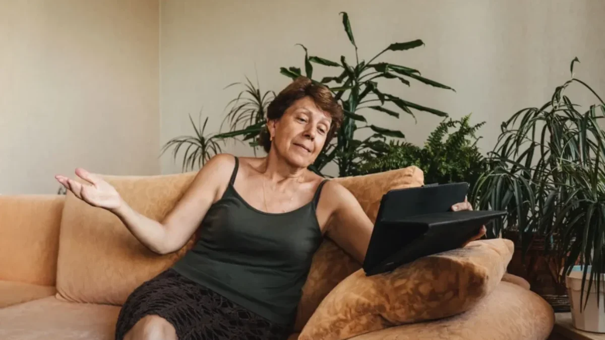 žena starší sedí na gauči