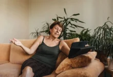 žena starší sedí na gauči