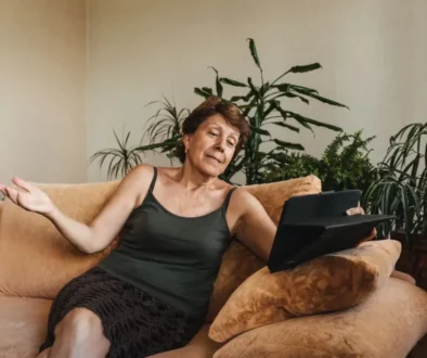 žena starší sedí na gauči