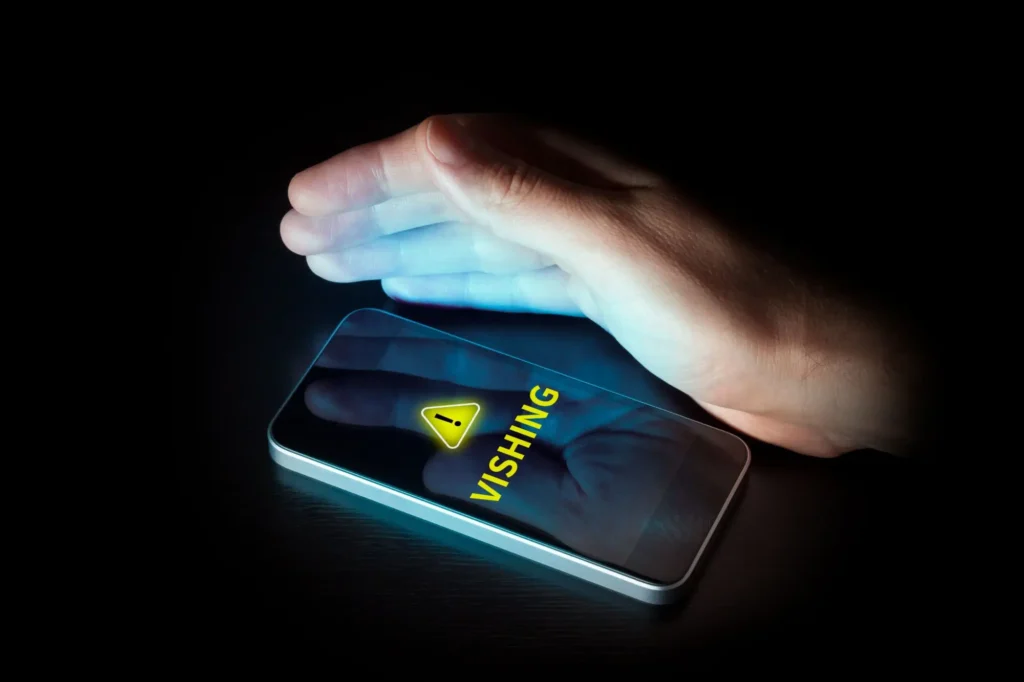 Mobilní telefon s nápisem vishing.