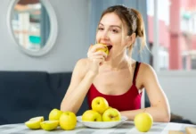 Žena pojídá jablka