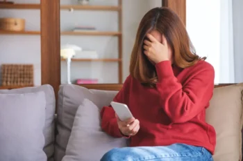 Nešťastná žena s telefonem