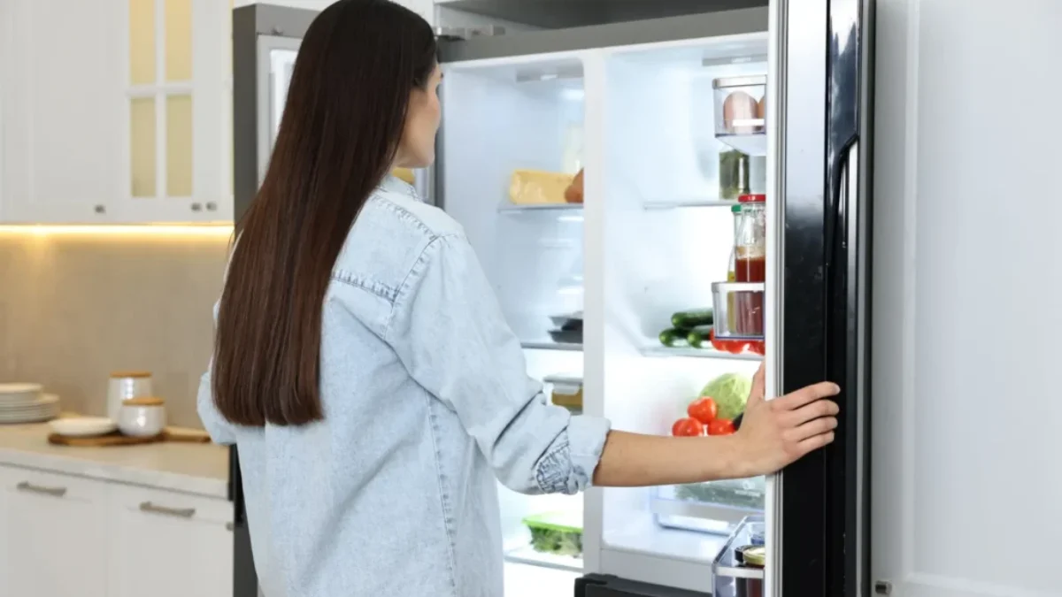 Vybrané potraviny v lednici nám spíše škodí. Zdroj žena před lednicí