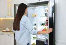 žena před lednicí