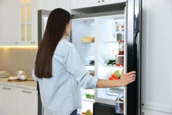 žena před lednicí