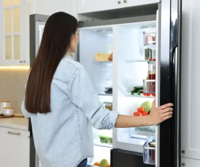 Vybrané potraviny v lednici nám spíše škodí. Zdroj žena před lednicí