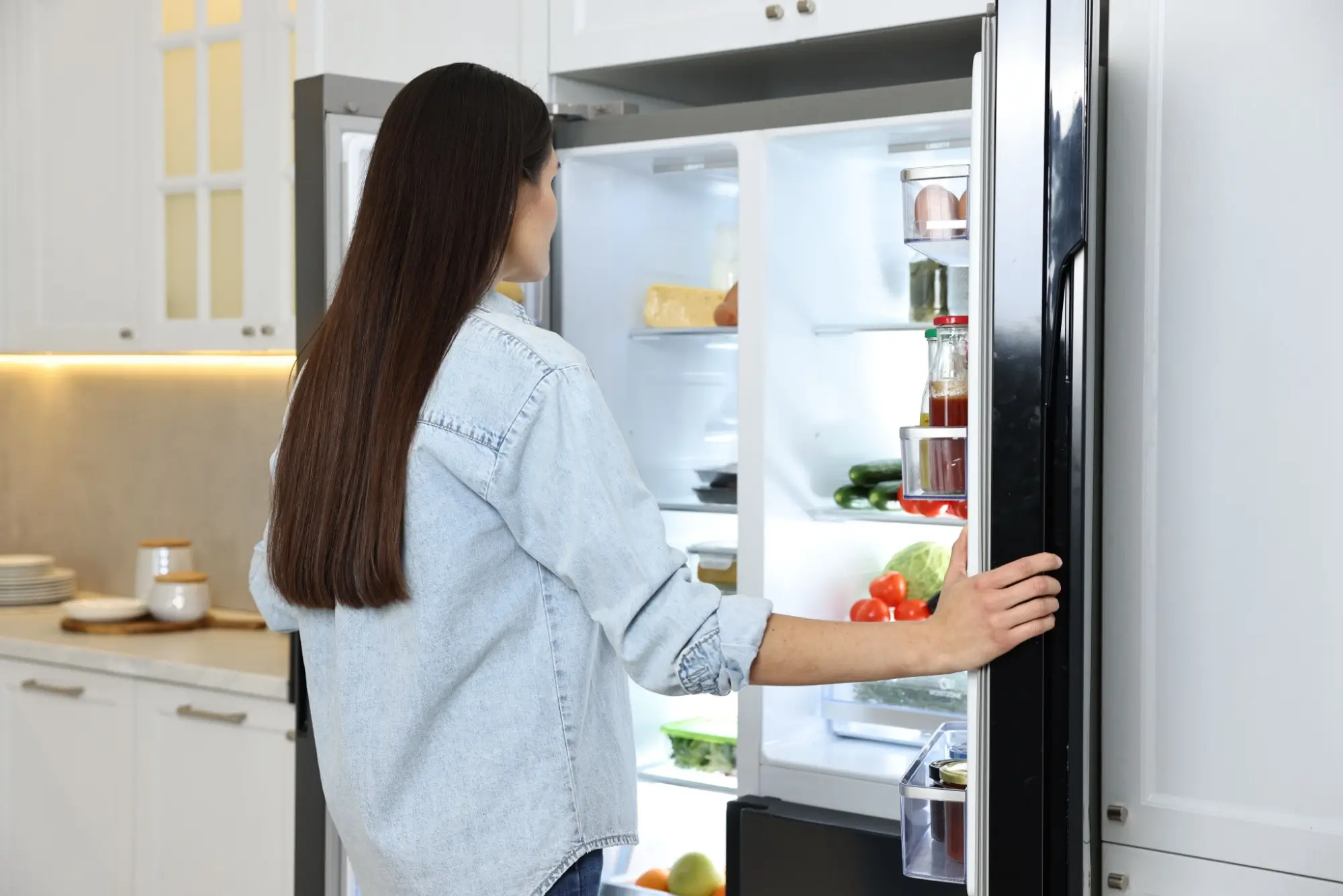 žena před lednicí