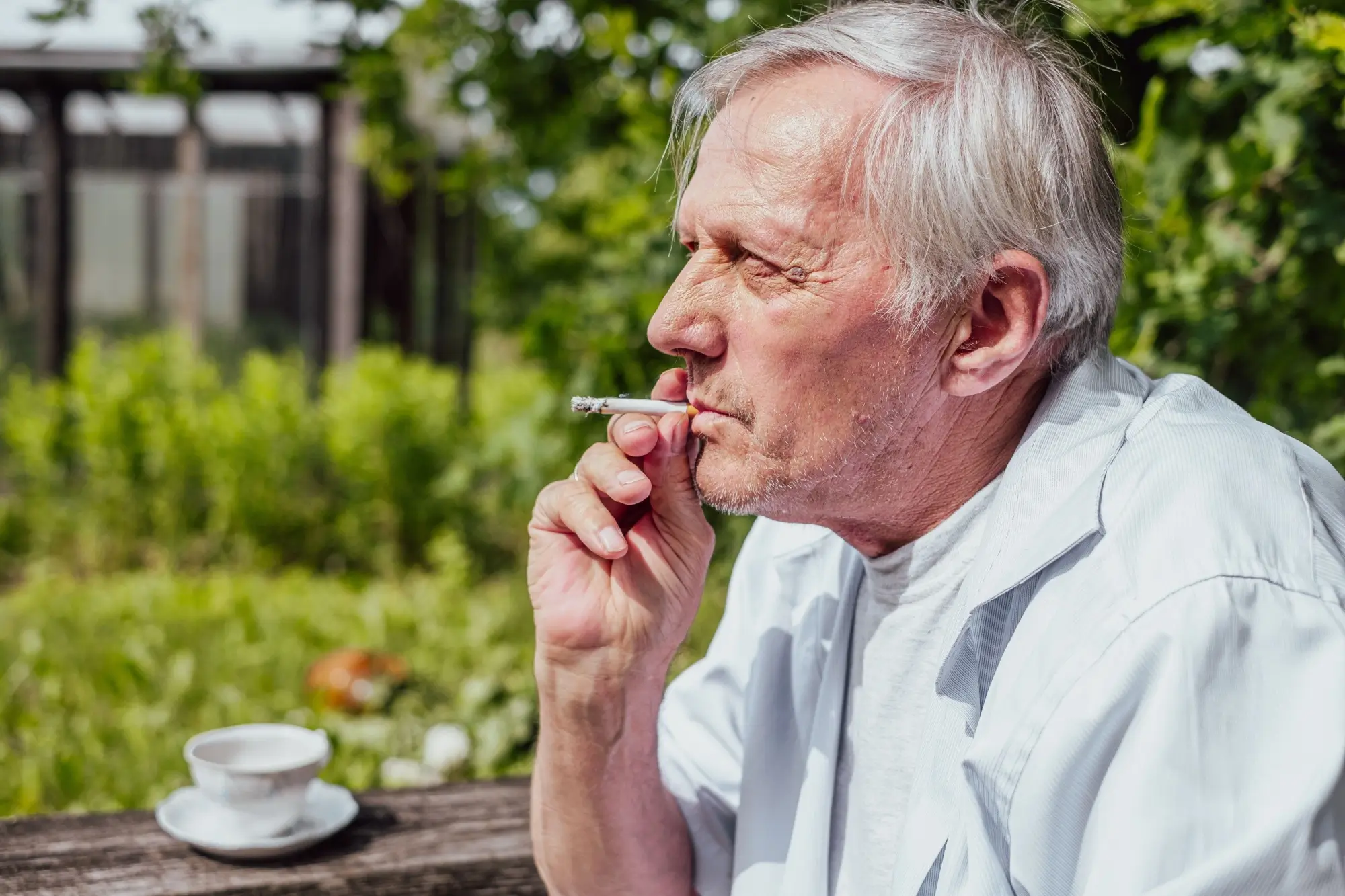 Shutterstock_2452328307 - SportDeník starší muž s cigaretou
