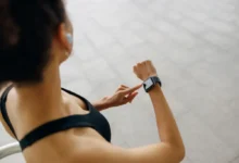 Žena s fitness hodinkami na ruce